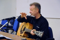 Il cantautore argentino León Gieco alla Scuola superiore di lingue moderne